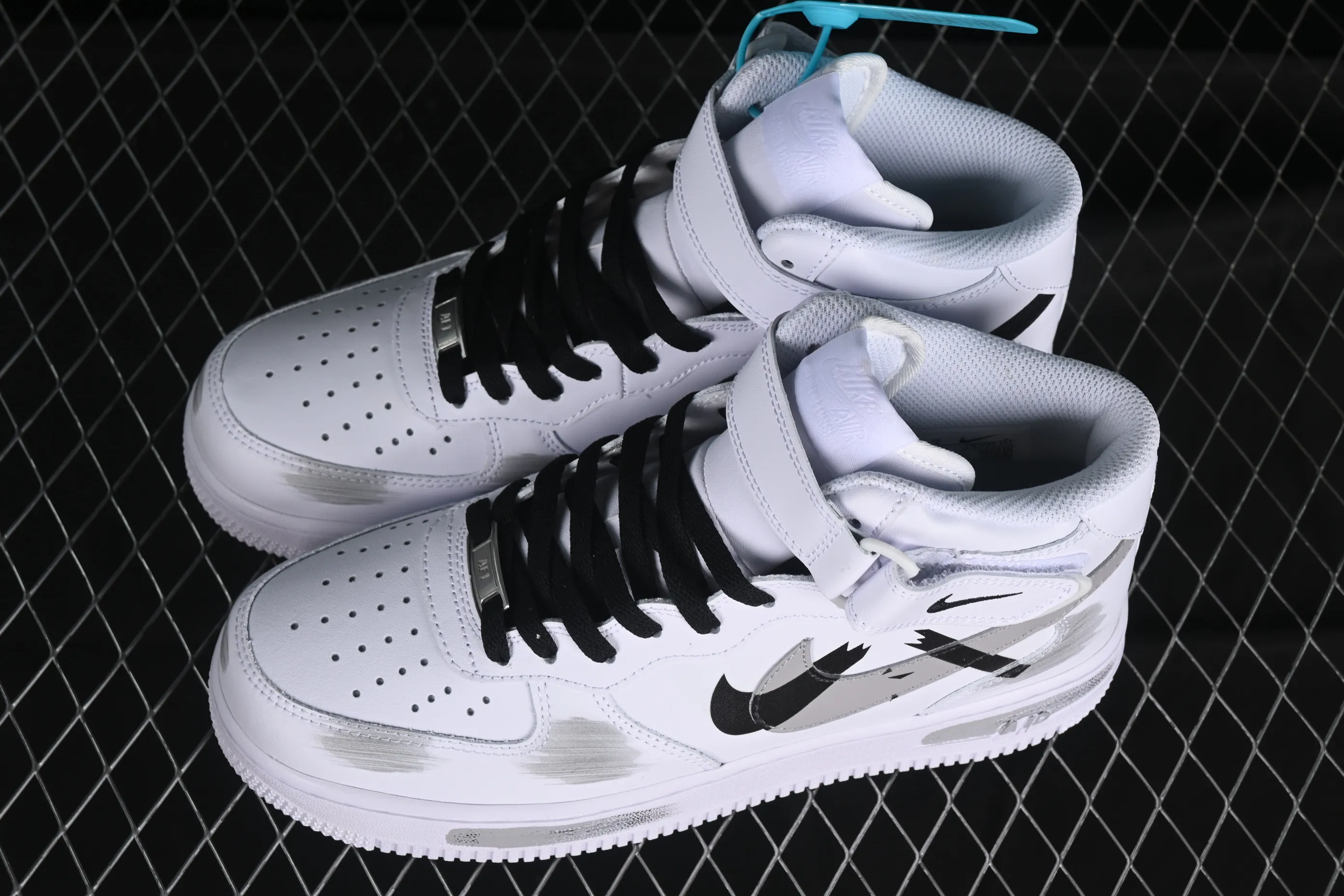 All categories Nk Air Force 1 Air Force series Nk Air Force 1 Mid Air Force mid-top Nk Air Force 1'07 Mid White gray black Hand-painted fracture Three hook shadow Air Force 1 strap mid-top casual sneakers CW2289-111